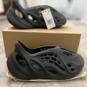 ***AUTHENTIC*** YEEZY FOAM RUNNERS